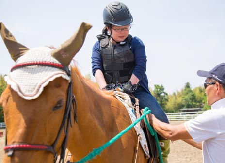 乗馬の際も熟練のスタッフが万全にサポートします。